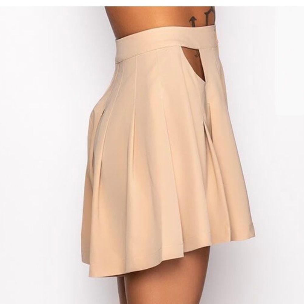 LIBRA RISING HIGH WAISTED PLEATED CUTOUT SHORT IN BEIGE - Picture 3 of 9